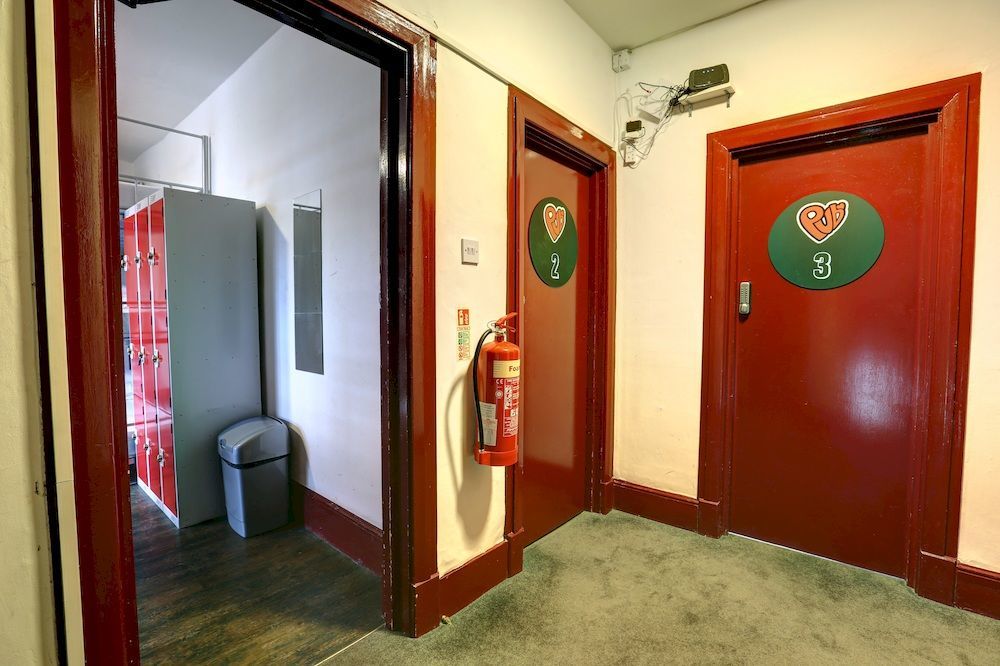 ผับเลิฟ แอด เดอะ คราวน์ แบตเตอร์ซี Hostel ลอนดอน ภายนอก รูปภาพ
